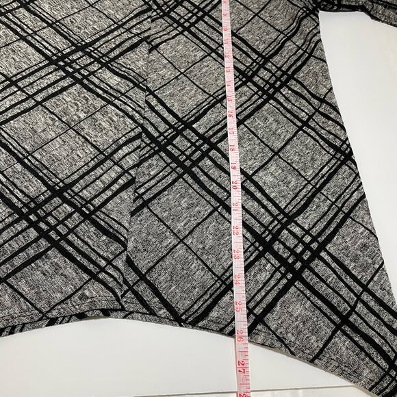 Apt 9 Geometric Print Blouse Size Medium Gray Black 3/4 Sleeve Asymmetrical Hem - Picture 8 of 11